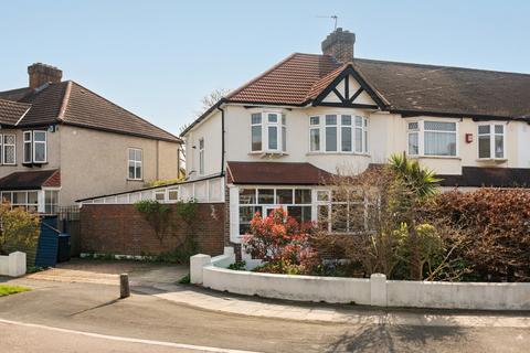 3 bed property, in Beaford Grove, £775,000
