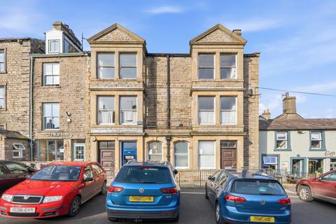 4 bed property, in Barclays Bank, £330,000