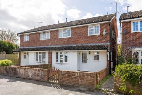 2 bed property, in Garstons Orchard, £230,000