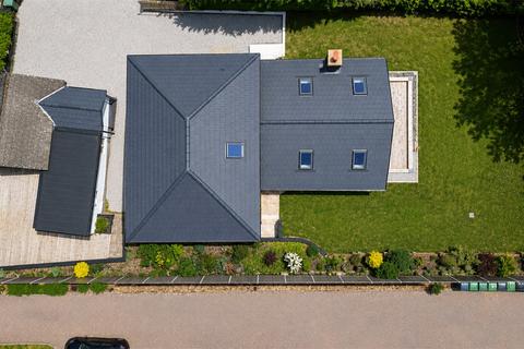 5 bed property, in Lymington Bottom Road, £850,000