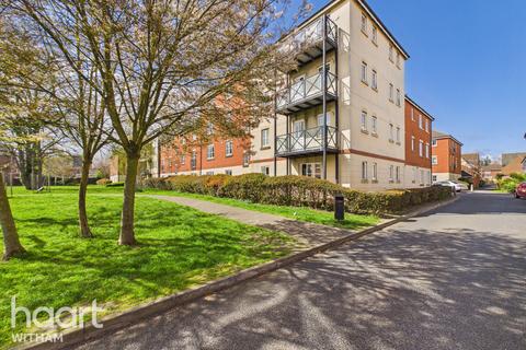 2 bed property, in Halcyon Close, £160,000