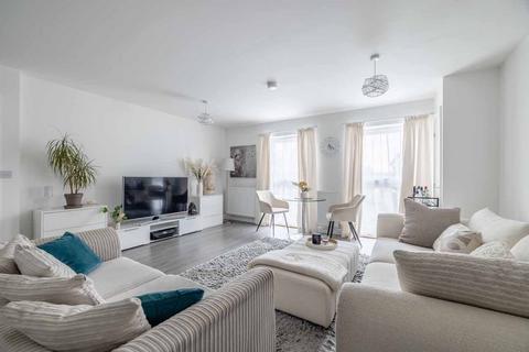 2 bed property, in Cornwall Gardens, £260,000