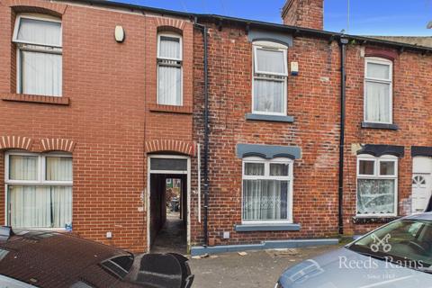 3 bed property, in Popple Street, £70,000
