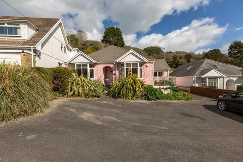 3 bed property, in Plunch Lane, £480,000