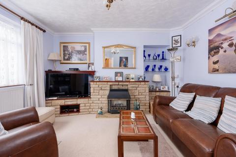 3 bed property, in Hottom Gardens, £325,000