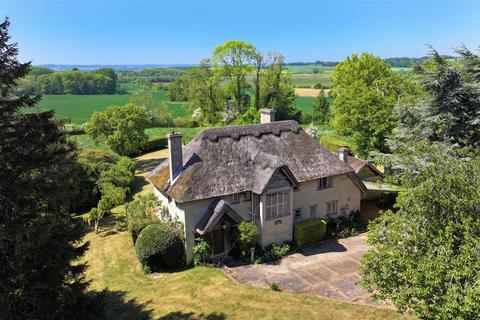 5 bed property, in Skendleby Lodge, £475,000