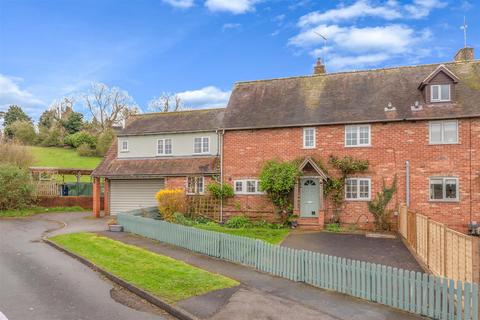 5 bed property, in Arden Road, £599,950