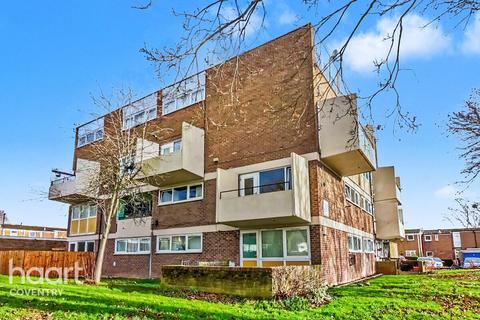 2 bed property, in Kent Close, £130,000