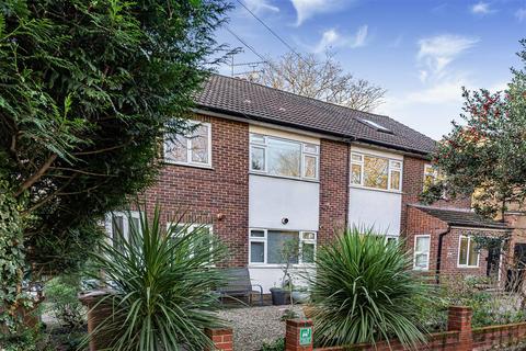 2 bed property, in Forest Glade, £330,000