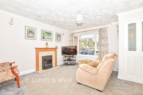 3 bed property, in Wraysbury Park Drive, £325,000