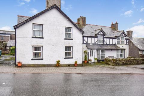 6 bed property, in Y Sgwar, £295,000