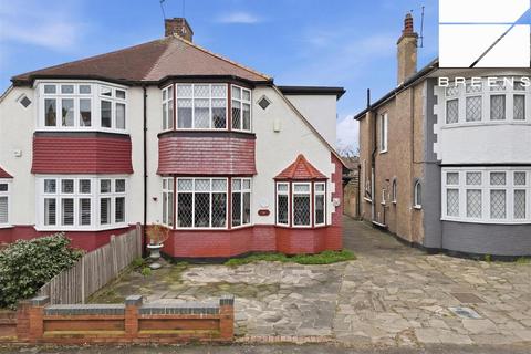3 bed property, in The Bramblings, £735,000