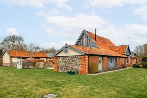 4 bed property, in Lodge Lane, £800,000