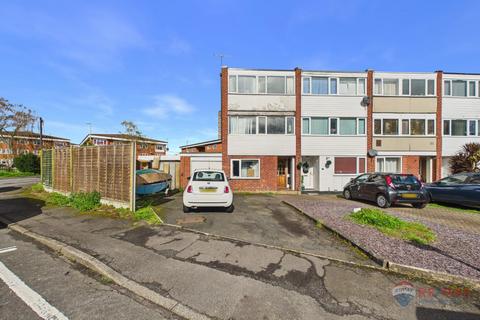 3 bed property, in Holly Grove, £250,000