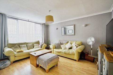 1 bed property, in Bideford Close, £185,000
