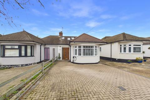 4 bed property, in Pavilion Way, £650,000