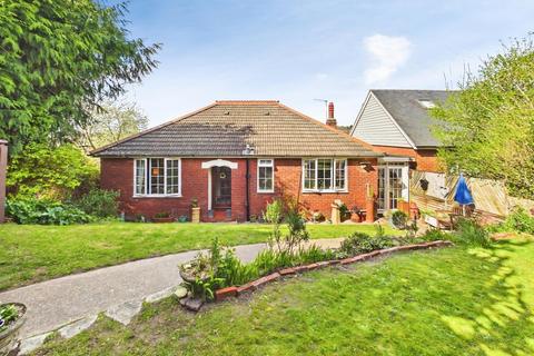 3 bed property, in Long Lane, £500,000
