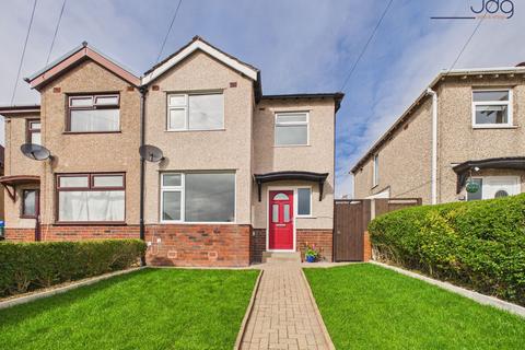 3 bed property, in Peel Avenue, £180,000