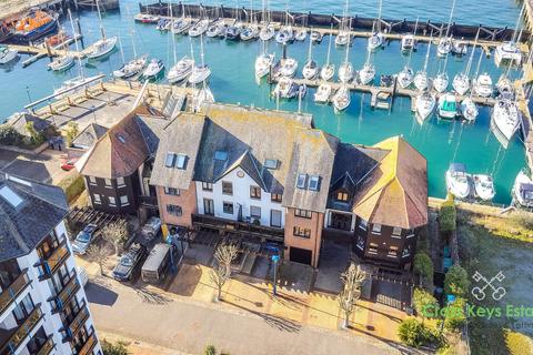 3 bed property, in Custom House Lane, £650,000