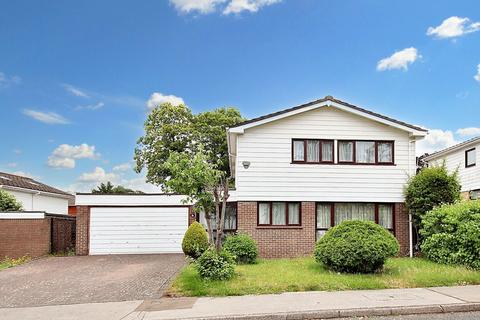 5 bed property, in Tanglewood Close, £695,000