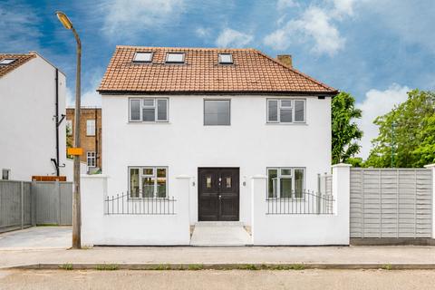 4 bed property, in Beverley Gardens, £675,000