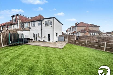 4 bed property, in Maple Crescent, £550,000
