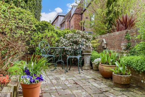 2 bed property, in St. Martin's Lane, £525,000