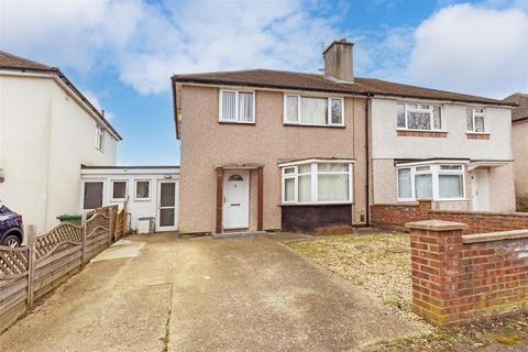 3 bed property, in Moreton Way, £489,950