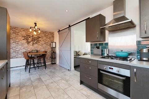 3 bed property, in Holt Close, £230,000