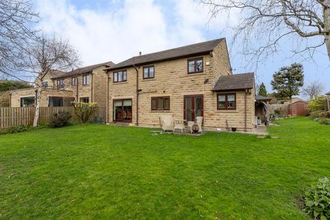 4 bed property, in Pinewood Gardens, £650,000