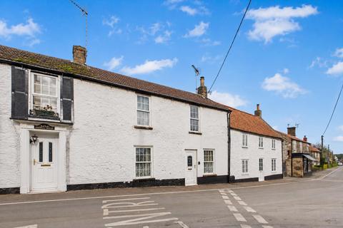 3 bed property, in Hill Street, £250,000