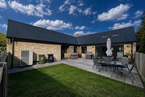 4 bed property, in Main Road, £385,000