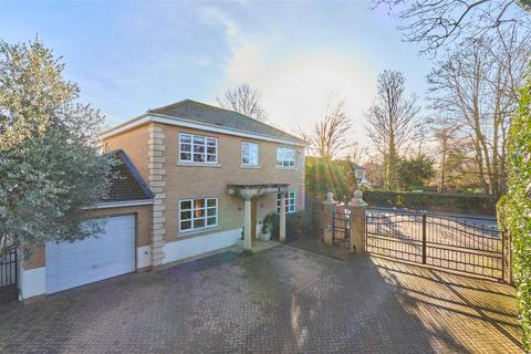 4 bed property, in Mill Reef, £725,000