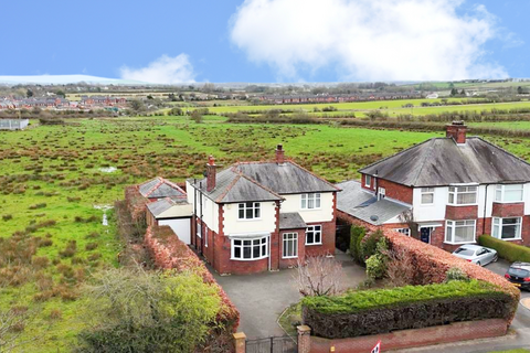 4 bed property, in Oakridge, £400,000