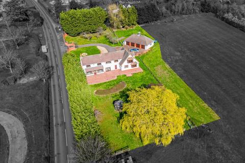 6 bed property, in Hill, £925,000