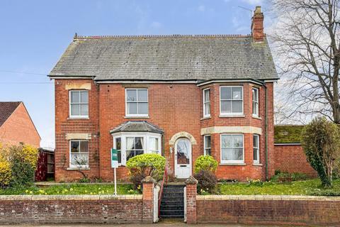 4 bed property, in Charlton Road, £695,000
