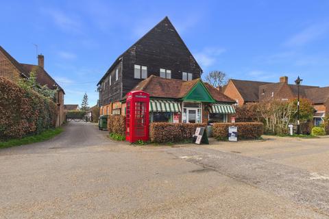 2 bed property, in Green West Road, £250,000