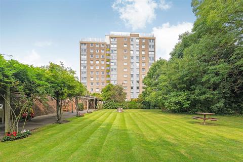 1 bed property, in Deverill Court, £170,000
