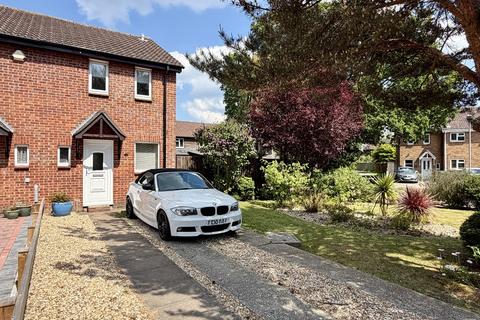 2 bed property, in Martin Close, £279,950