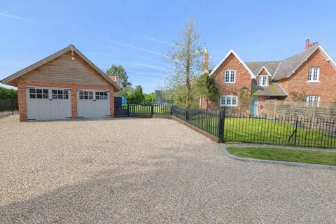 2 bed property, in West Road, £299,500
