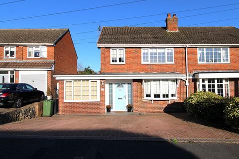 4 bed property, in Canterbury Close, £350,000
