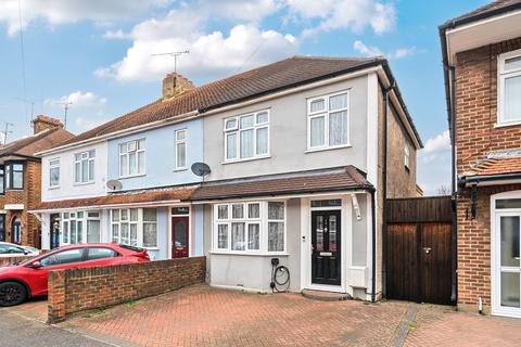 3 bed property, in Sunnymead Avenue, £325,000