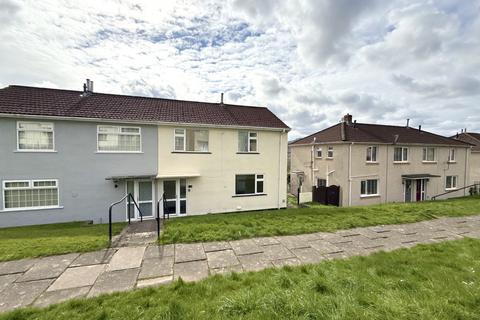 3 bed property, in Bronhaul, £140,000