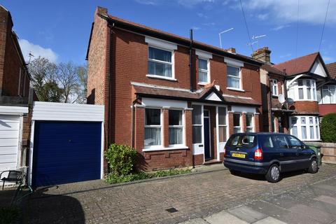 4 bed property, in Hide Road, £795,000
