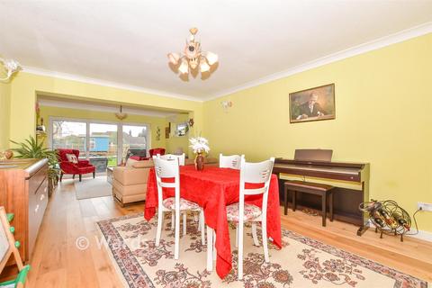 2 bed property, in Halstow Close, £375,000
