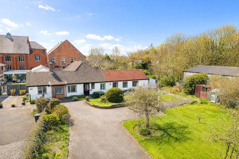 4 bed property, in Botanic Road, £650,000