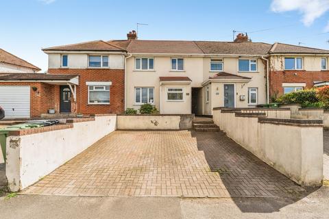 3 bed property, in Passfield Avenue, £300,000