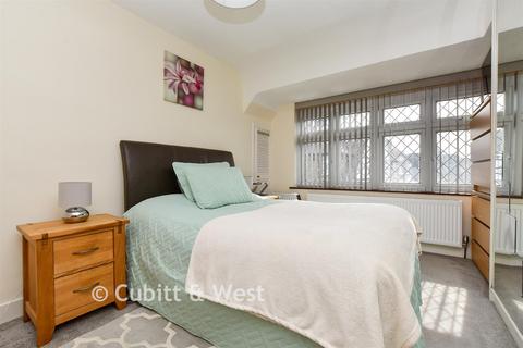 3 bed property, in Fairhaven Avenue, £500,000