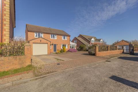 4 bed property, in Larwood Court, £299,995