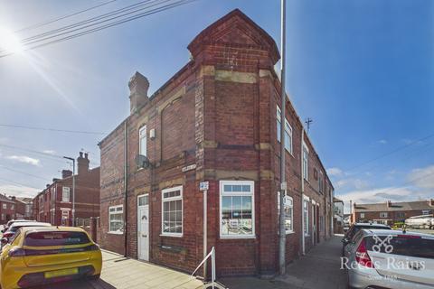 2 bed property, in Cross Street, £80,000